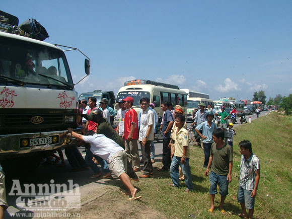 QL1A: Hàng trăm ô tô xếp hàng nhiều giờ vì 1 xe chết máy ảnh 1