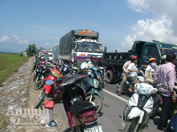QL1A: Hàng trăm ô tô xếp hàng nhiều giờ vì 1 xe chết máy ảnh 2