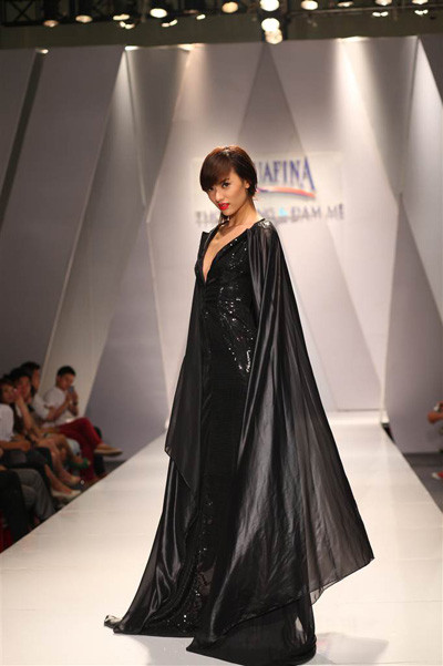 50 người mẫu đình đám "đọ chân" trên sàn diễn ảnh 1