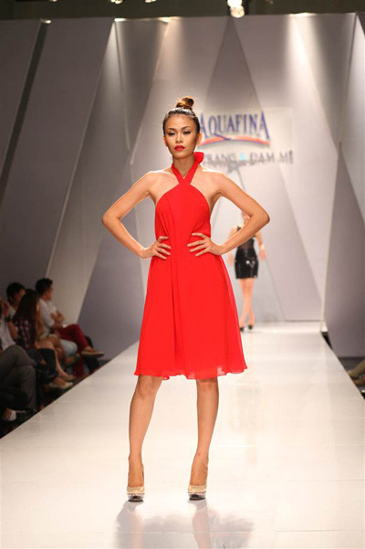 50 người mẫu đình đám "đọ chân" trên sàn diễn ảnh 4