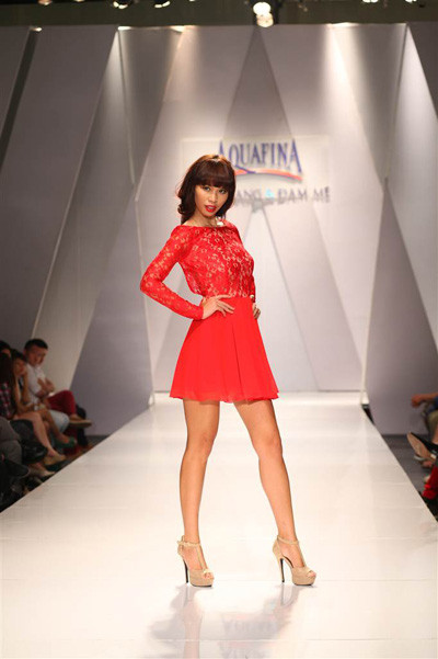 50 người mẫu đình đám "đọ chân" trên sàn diễn ảnh 2