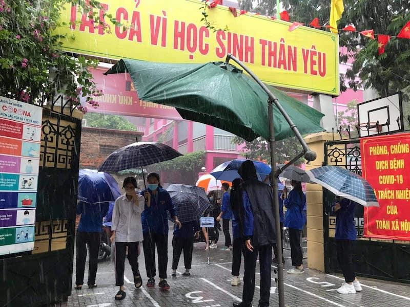 Đồng hành, tiếp sức sĩ tử bất kể mưa to, gió lớn