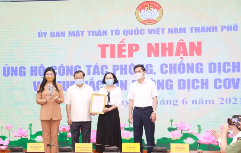 Nguyên Bí thư Thành ủy Phạm Quang Nghị và gia đình ủng hộ phòng, chống dịch Covid-19