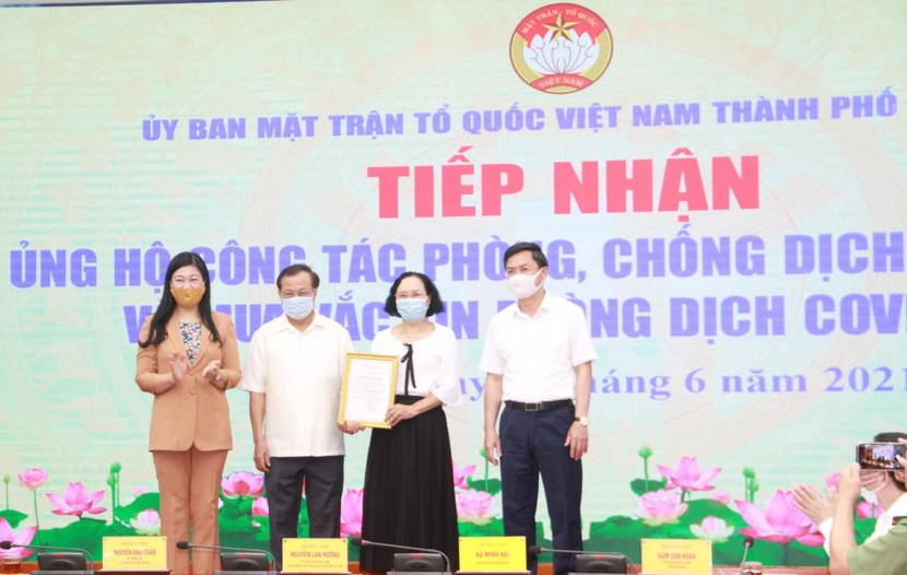 Nguyên Bí thư Thành ủy Phạm Quang Nghị và gia đình ủng hộ phòng, chống dịch Covid-19