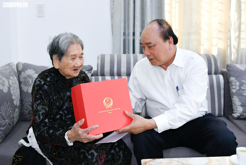Chủ tịch nước Nguyễn Xuân Phúc thăm, tặng quà Bà mẹ Việt Nam Anh hùng Chủ tịch nước Nguyễn Xuân Phúc thăm, tặng quà Bà mẹ Việt Nam Anh hùng