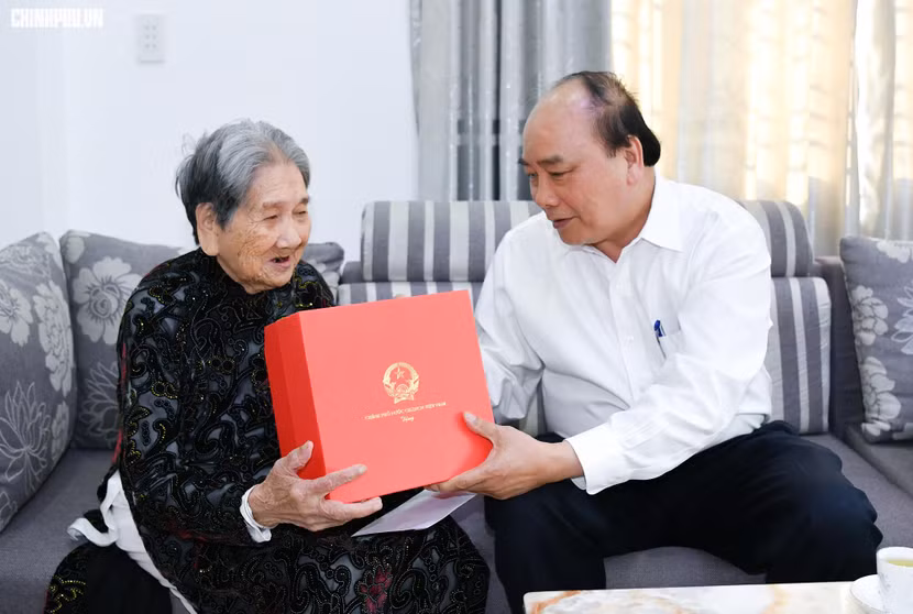 Chủ tịch nước Nguyễn Xuân Phúc thăm, tặng quà Bà mẹ Việt Nam Anh hùng Chủ tịch nước Nguyễn Xuân Phúc thăm, tặng quà Bà mẹ Việt Nam Anh hùng