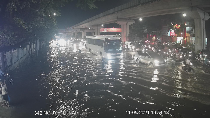 Nhiều tuyến phố Hà Nội ngập sau cơ mưa lớn