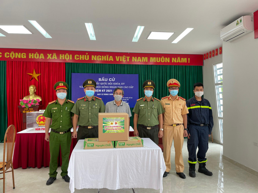 Đại úy Bùi Mạnh Hùng, Bí thư Đoàn Thanh niên CATP tặng quà lực lượng làm nhiệm vụ ở điểm bầu cử số 8, phường Nghĩa Đô quận Cầu Giấy