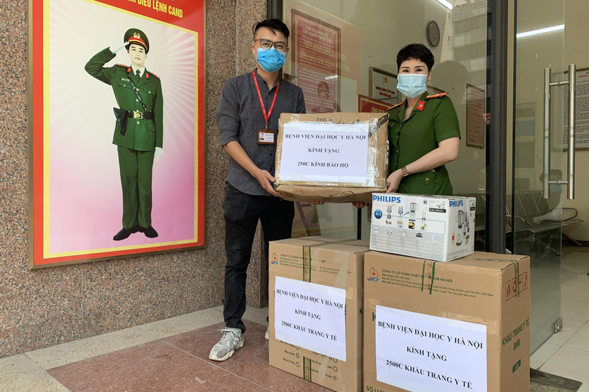 Bệnh viện Đại học Y Hà Nội trao tặng Cảnh sát PCCC Hà Nội vật tư bảo hộ y tế