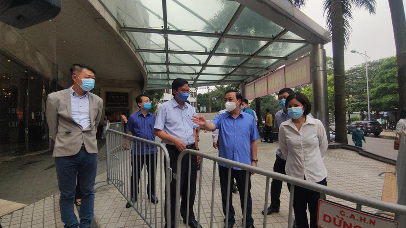 Phó Chủ tịch UBND TP Chử Xuân Dũng kiểm tra công tác phòng dịch tại khách sạn Lakeside, quận Ba Đình