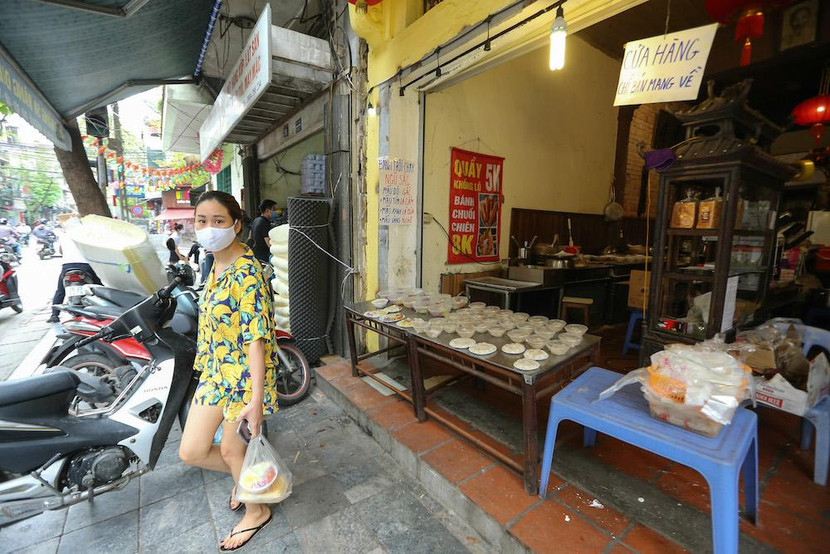 Từ trưa 25-5, nhà hàng, cơ sở dịch vụ ăn, uống tại chỗ chỉ cho phép bán hàng mang về... Từ trưa 25-5, nhà hàng, cơ sở dịch vụ ăn, uống tại chỗ chỉ cho phép bán hàng mang về...