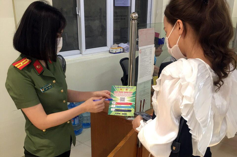 Tại các điểm tiếp công dân, người dân được hướng dẫn quét mã QR để tiếp cận các tài liệu tuyên truyền về bầu cử