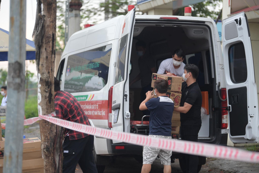 Ngay trong chiều 5/5, UBND TP Hà Nội đã tiếp tế tạm thời 2000 quả trứng, 100 thùng mì và 50 thùng sữa đặc cho Bệnh viện Nhiệt đới Trung ương Cơ sở 2 đang bị phong tỏa