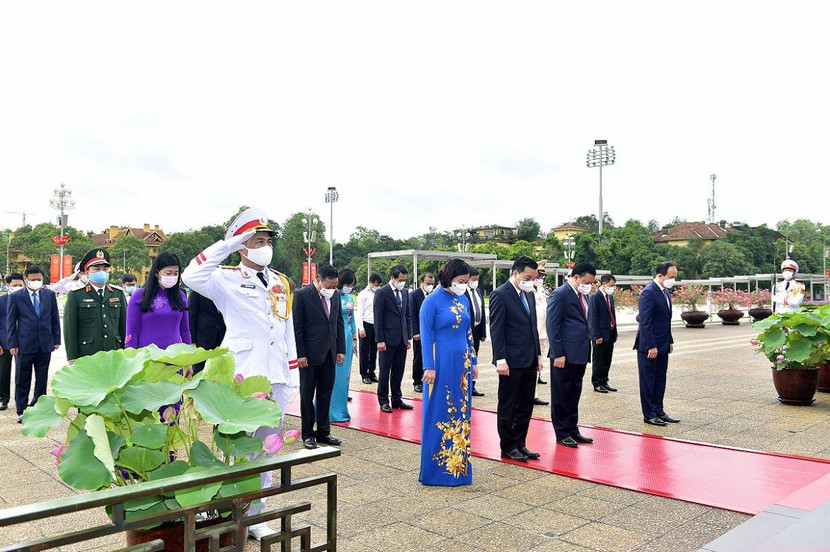 Đoàn đại biểu Thành ủy, HĐND, UBND, Ủy ban Mặt trận Tổ quốc Việt Nam TP Hà Nội vào lăng viếng Chủ tịch Hồ Chí Minh