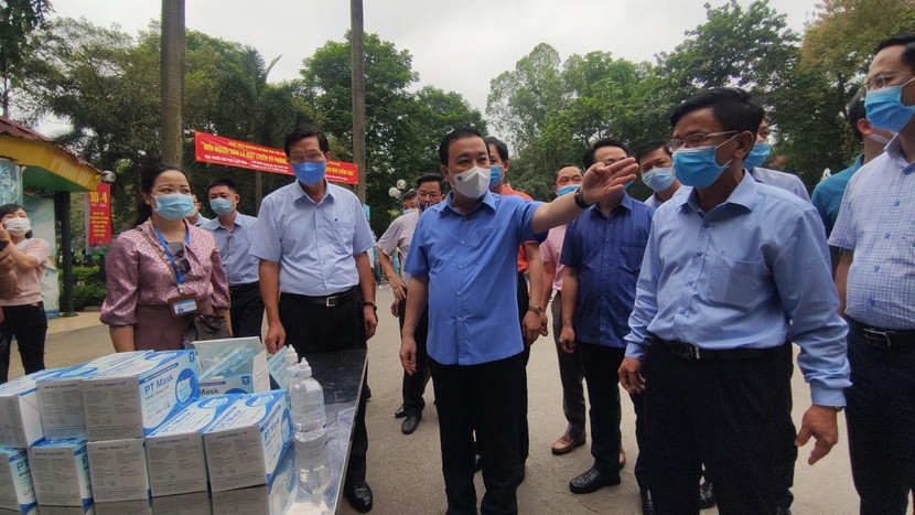 Phó Chủ tịch UBND TP Chử Xuân Dũng kiểm tra công tác phòng dịch ở Công viên Thủ Lệ