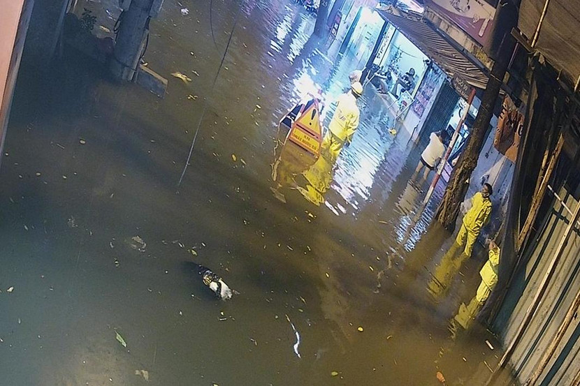 Công ty TNHH MTV thoát nước Hà Nội đã cắt cử lực lượng ứng trực tại các nơi úng ngập,