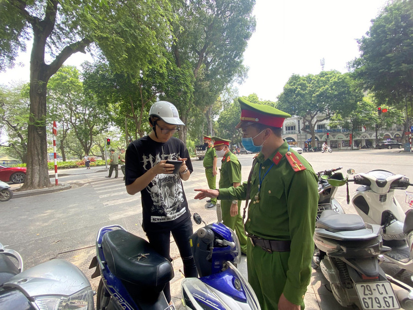 CATP Hà Nội xử lý nghiêm các trường hợp không đeo khẩu trang khi ra đường