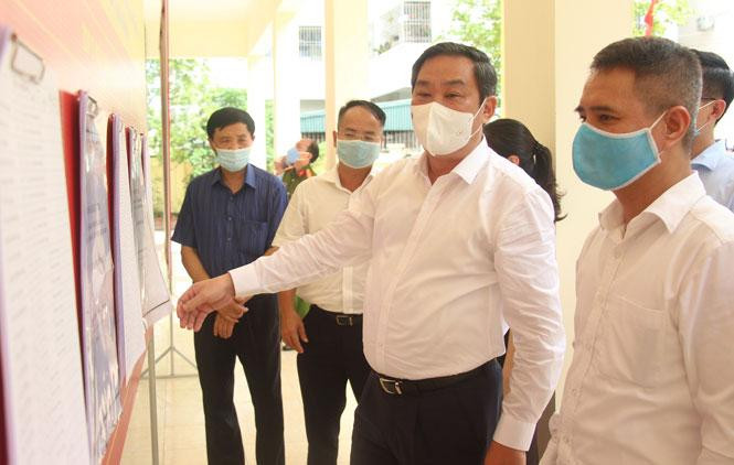 Phó Chủ tịch Thường trực UBND TP - Lê Hồng Sơn kiểm tra công tác phục vụ bầu cử ở khu vực bỏ phiếu số 7 (phường Hà Cầu)