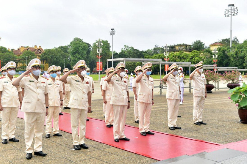 Đoàn đại biểu Đảng ủy Công an Trung ương và Bộ Công an vào Lăng viếng Chủ tịch Hồ Chí Minh