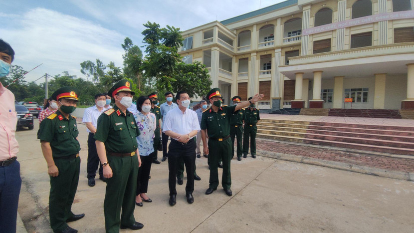 Chủ tịch UBND TP Hà Nội thị sát, kiểm tra công tác phòng dịch ở khu cách ly tập trung tại Sơn Tây