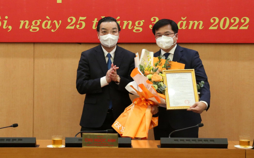 Chủ tịch UBND TP Hà Nội Chu Ngọc Anh trao quyết định và chúc mừng tân Chánh Văn phòng UBND TP Trương Việt Dũng Chủ tịch UBND TP Hà Nội Chu Ngọc Anh trao quyết định và chúc mừng tân Chánh Văn phòng UBND TP Trương Việt Dũng