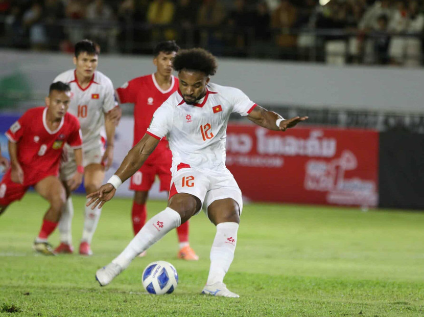 Xuân Son ghi bàn từ chấm 11m cho ĐT Việt Nam Xuân Son ghi bàn từ chấm 11m cho ĐT Việt Nam