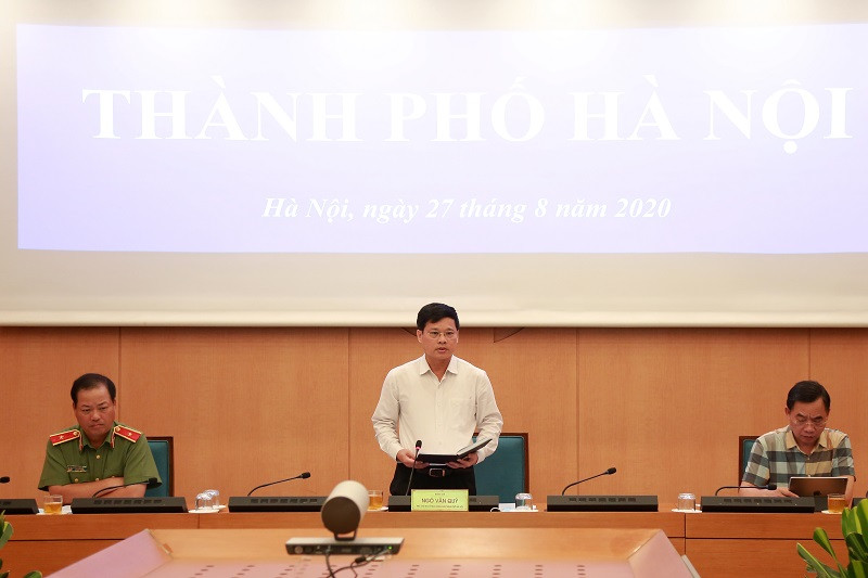 Phó Chủ tịch UBND TP Hà Nội Ngô Văn Quý báo cáo tại đầu cầu Hà Nội