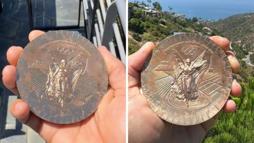 Huy chương của Huston hoen ố ở mặt sau