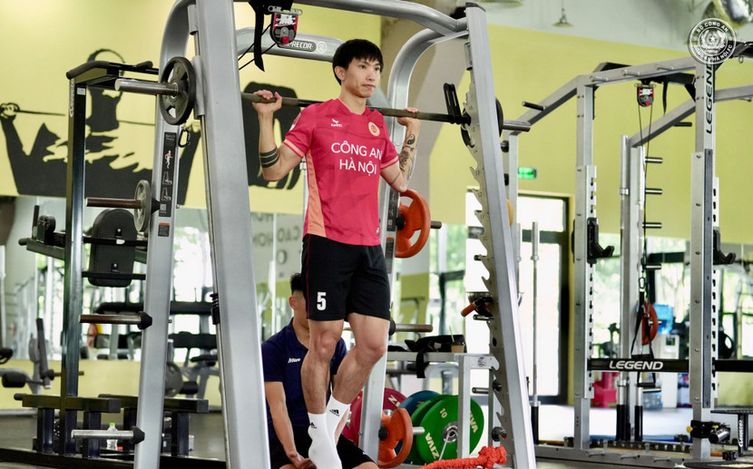 Văn Hậu tích cực tập luyện trong phòng gym