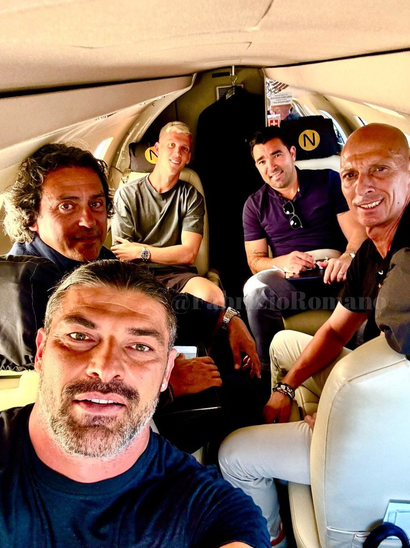 Dani Olmo (trên cùng bên trái) trên chuyến bay trở lại Catalan Dani Olmo (trên cùng bên trái) trên chuyến bay trở lại Catalan