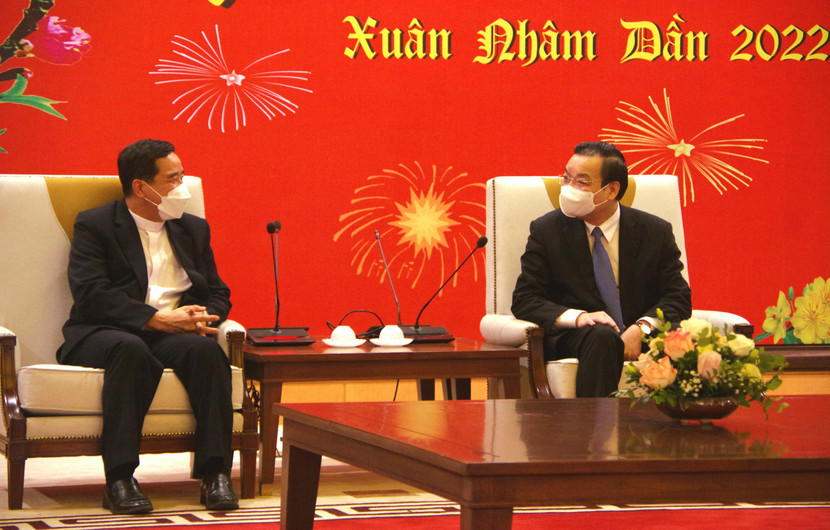 Chủ tịch UBND TP Hà Nội Chu Ngọc Anh trao đổi với Tân Giám mục Chính tòa Tòa Giám mục Hưng Hóa Hoàng Minh Tiến