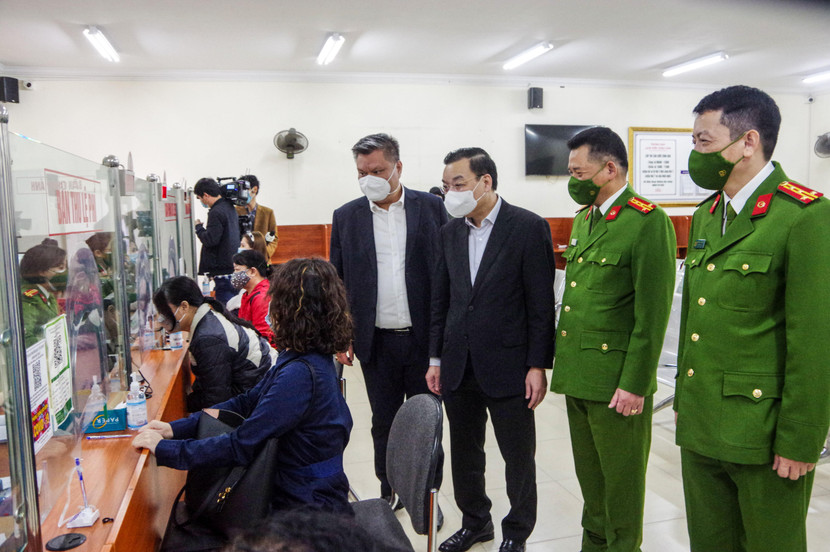 Chủ tịch UBND TP Hà Nội Chu Ngọc Anh thăm hỏi người dân đến làm thủ tục cấp CCCD gắn chíp ở trụ sở 44 Phạm Ngọc Thạch Chủ tịch UBND TP Hà Nội Chu Ngọc Anh thăm hỏi người dân đến làm thủ tục cấp CCCD gắn chíp ở trụ sở 44 Phạm Ngọc Thạch