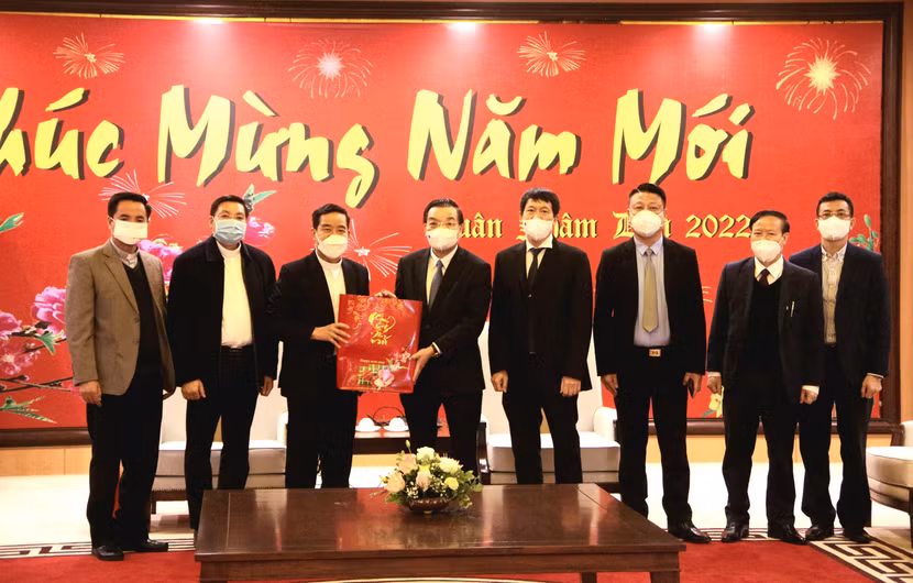 Tân Giám mục Chính tòa Tòa Giám mục Hưng Hóa Hoàng Minh Tiến đến thăm, chúc Tết UBND TP Hà Nội.