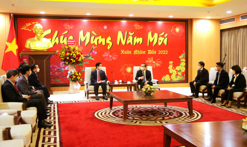 Chủ tịch UBND TP Chu Ngọc Anh trao đổi với Mục sư Mục sư Nguyễn Hữu Mạc, Hội trưởng Hội Thánh Tin lành Việt Nam (miền Bắc)