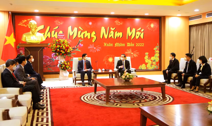 Chủ tịch UBND TP Chu Ngọc Anh trao đổi với Mục sư Mục sư Nguyễn Hữu Mạc, Hội trưởng Hội Thánh Tin lành Việt Nam (miền Bắc)