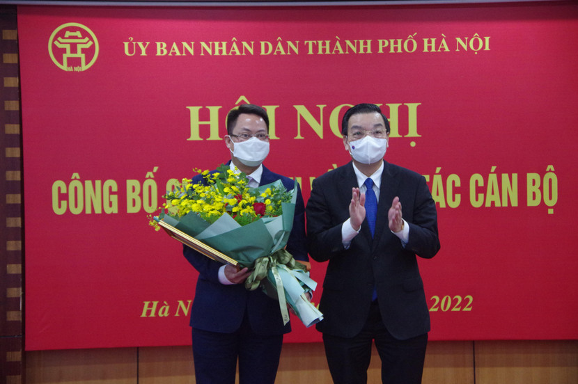 Chủ tịch UBND TP Hà Nội Chu Ngọc Anh trao quyết định, tặng hoa chúc mừng Tân Phó Giám đốc phụ trách Sở TT&amp;TT Hà Nội Nguyễn Việt Hùng