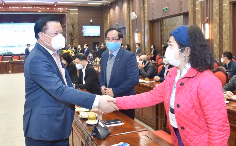 Bí thư Thành ủy Hà Nội Đinh Tiến Dũng cùng đại diện các cơ quan báo chí tại buổi gặp mặt