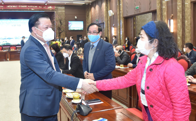 Bí thư Thành ủy Hà Nội Đinh Tiến Dũng cùng đại diện các cơ quan báo chí tại buổi gặp mặt