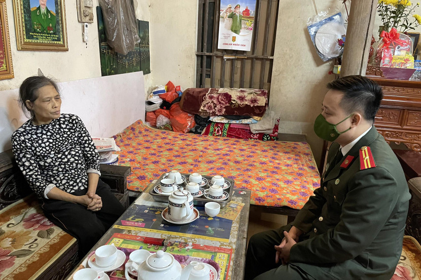 Thiếu tá Bùi Mạnh Hùng, Bí thư Đoàn Thanh niên CATP Hà Nội thăm hỏi thân nhân liệt sỹ Chử Văn Khánh Thiếu tá Bùi Mạnh Hùng, Bí thư Đoàn Thanh niên CATP Hà Nội thăm hỏi thân nhân liệt sỹ Chử Văn Khánh