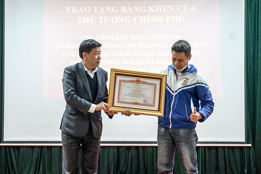 Phó Chủ tịch UBND TP Dương Đức Tuấn trao bằng khen của Thủ tướng Chính phủ cho ông Trung Văn Nam, người đã có hành động dũng cảm cứu em bé trong đám cháy ở Hà Nội Phó Chủ tịch UBND TP Dương Đức Tuấn trao bằng khen của Thủ tướng Chính phủ cho ông Trung Văn Nam, người đã có hành động dũng cảm cứu em bé trong đám cháy ở Hà Nội