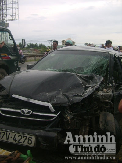 "Xế hộp" bốc hỏa sau cú đâm kinh hoàng với xe khách ảnh 1