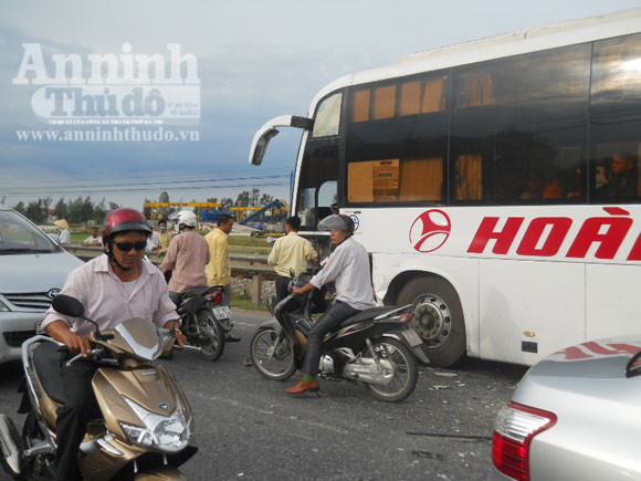 "Xế hộp" bốc hỏa sau cú đâm kinh hoàng với xe khách ảnh 6 "Xế hộp" bốc hỏa sau cú đâm kinh hoàng với xe khách ảnh 6