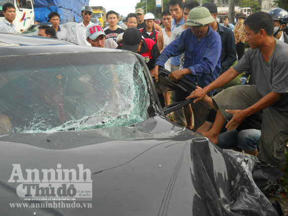 "Xế hộp" bốc hỏa sau cú đâm kinh hoàng với xe khách ảnh 2 "Xế hộp" bốc hỏa sau cú đâm kinh hoàng với xe khách ảnh 2