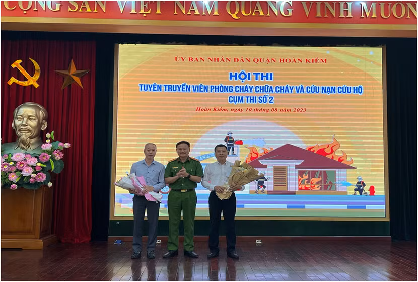 Thượng tá Hoàng Trung Kiên, Phó trưởng Công an quận Hoàn Kiếm tặng hoa chúc mừng các đội thi tham dự. Thượng tá Hoàng Trung Kiên, Phó trưởng Công an quận Hoàn Kiếm tặng hoa chúc mừng các đội thi tham dự.