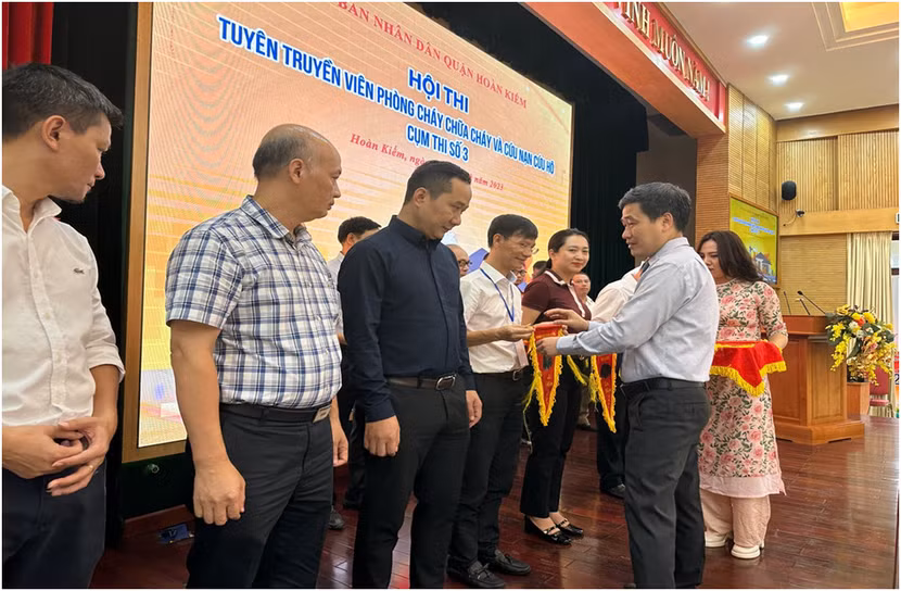 Tặng cờ lưu niệm cho các đội thi. Tặng cờ lưu niệm cho các đội thi.
