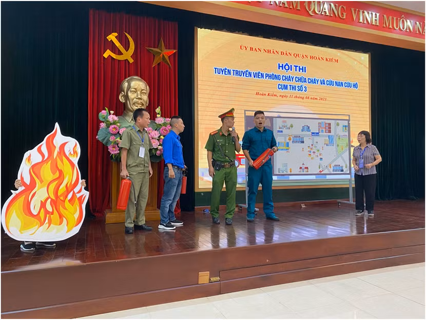 Phần thi với phương tiện chữa cháy tại chỗ. Phần thi với phương tiện chữa cháy tại chỗ.