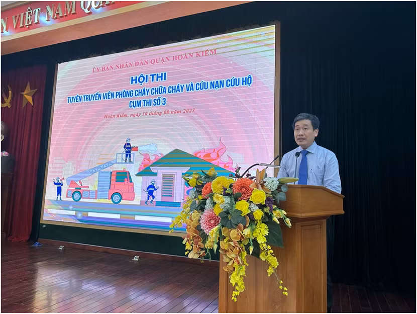 Ông Nguyễn Quốc Hoàn, Phó Chủ tịch UBND quận phát biểu tại hôi thi Ông Nguyễn Quốc Hoàn, Phó Chủ tịch UBND quận phát biểu tại hôi thi