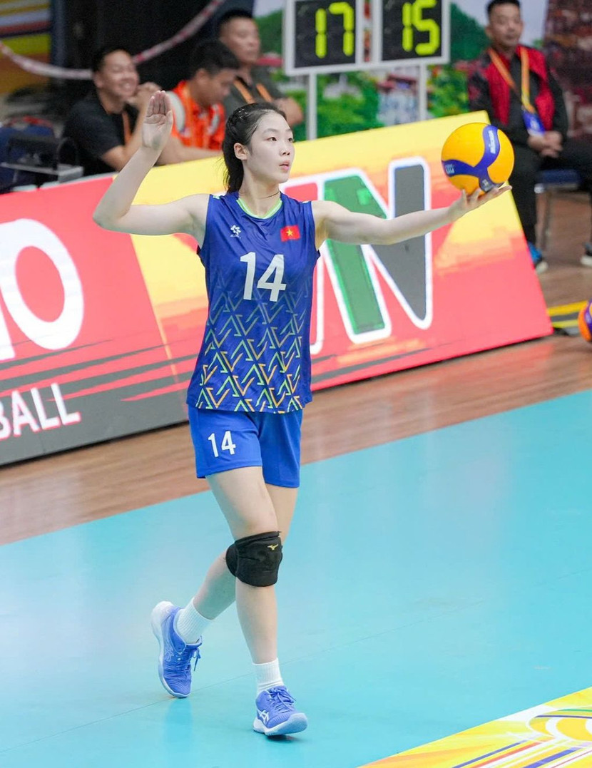 Quỳnh Hương còn rất trẻ và sở hữu chiều cao nổi trội