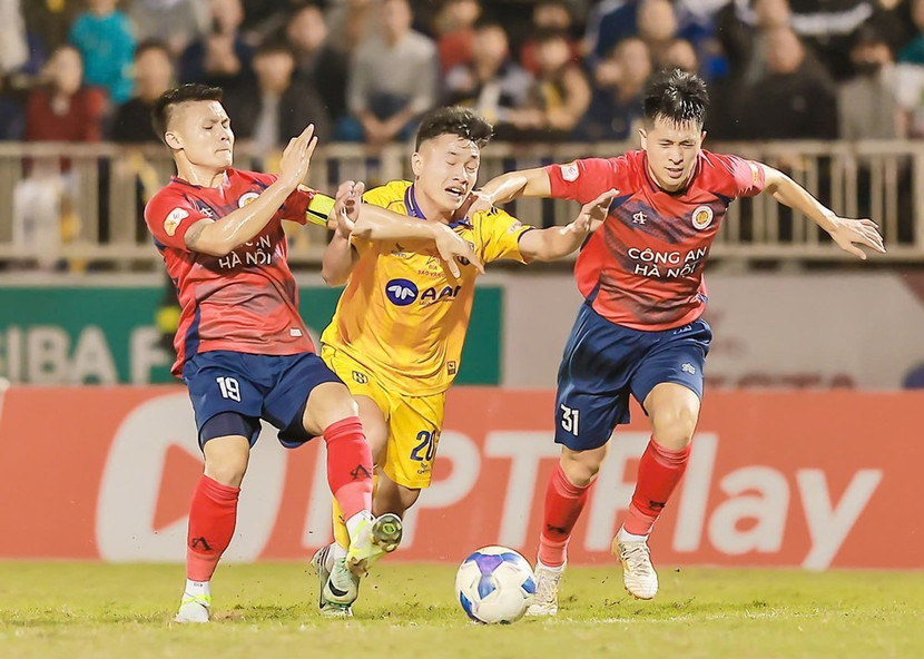 Công an Hà Nội FC và SLNA (vàng) chia điểm trên sân Vinh (Ảnh: VNN)