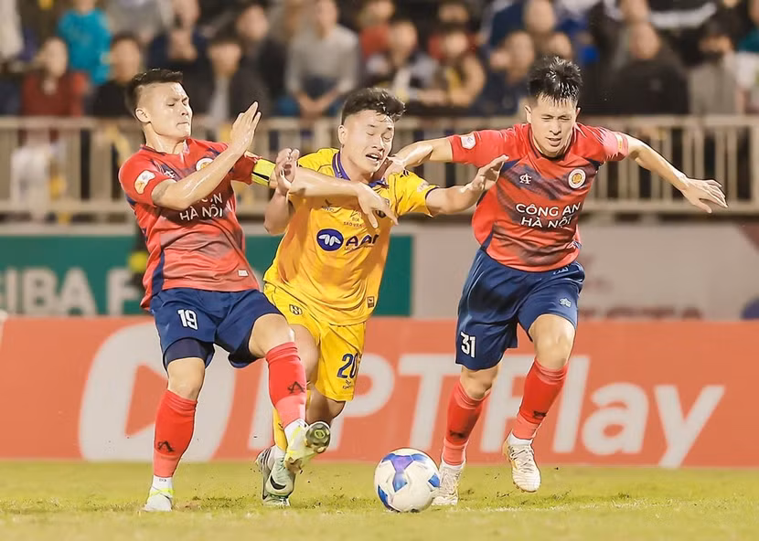 Công an Hà Nội FC và SLNA (vàng) chia điểm trên sân Vinh (Ảnh: VNN)